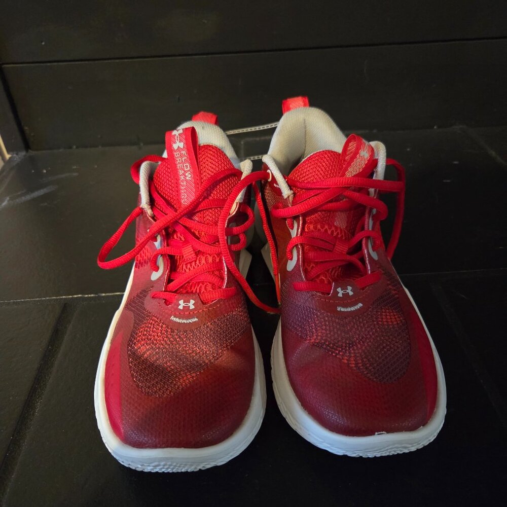 NWOT 8.5 RED FLOW BREAKTHRU UNDER AROUR WOMENS SNEAKERS